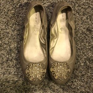 Tahari Valerie flat
